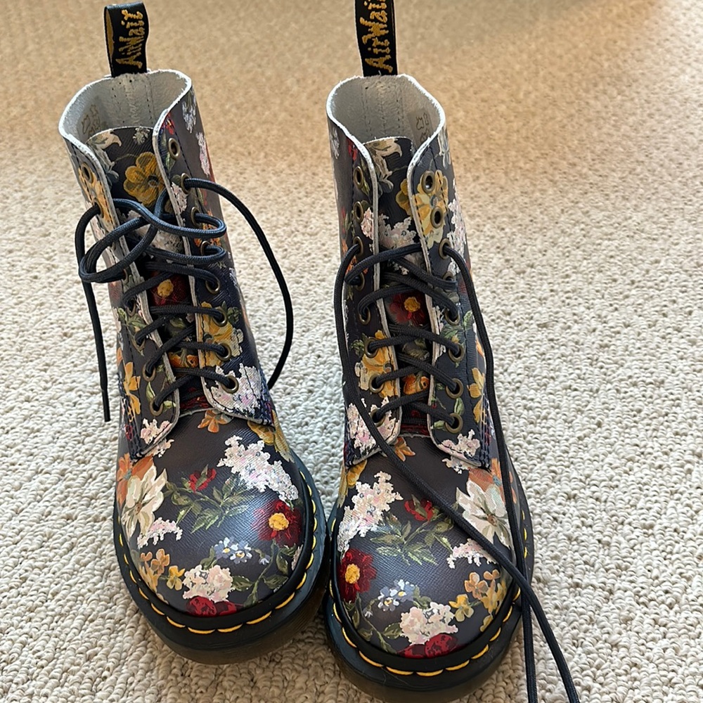 Dr martens original with bounce!! Maybe wore once.  No box